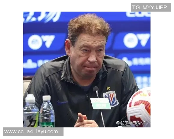 申花主帅斯卢茨基现场观战德约科维奇比赛享受偷闲时光